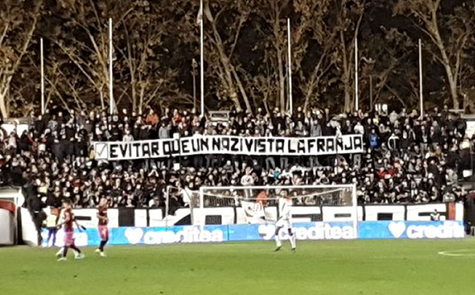 "Evitar que un nazi vista la franja", la pancarta de la afición. (Bukaneros92)