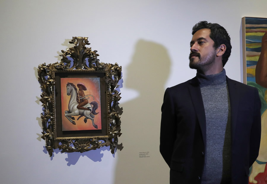 Fabián Cháirez junto a la obra que desató la polémica. (Foto: AP)