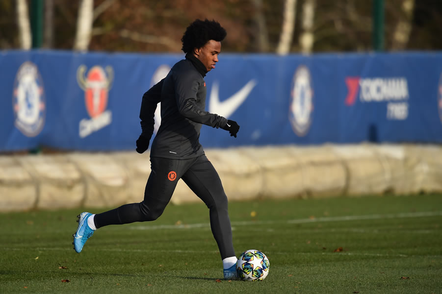 Willian está por terminar contrato con el Chelsea y la prensa británica aseguran que ha sido tentado por Corinthians, club donde inició su carrera.