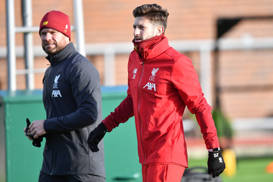 Las lesiones en Adam Lallana han sido una contante en el Liverpool, así que su salida es inminente; tendría ofertas de la MLS y la Superliga China.