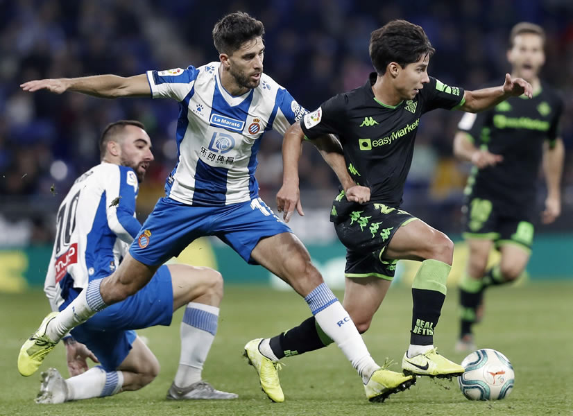 El mexicano sumó su tercer partido al hilo jugando con el Betis en LaLiga. FOTO: EFE.