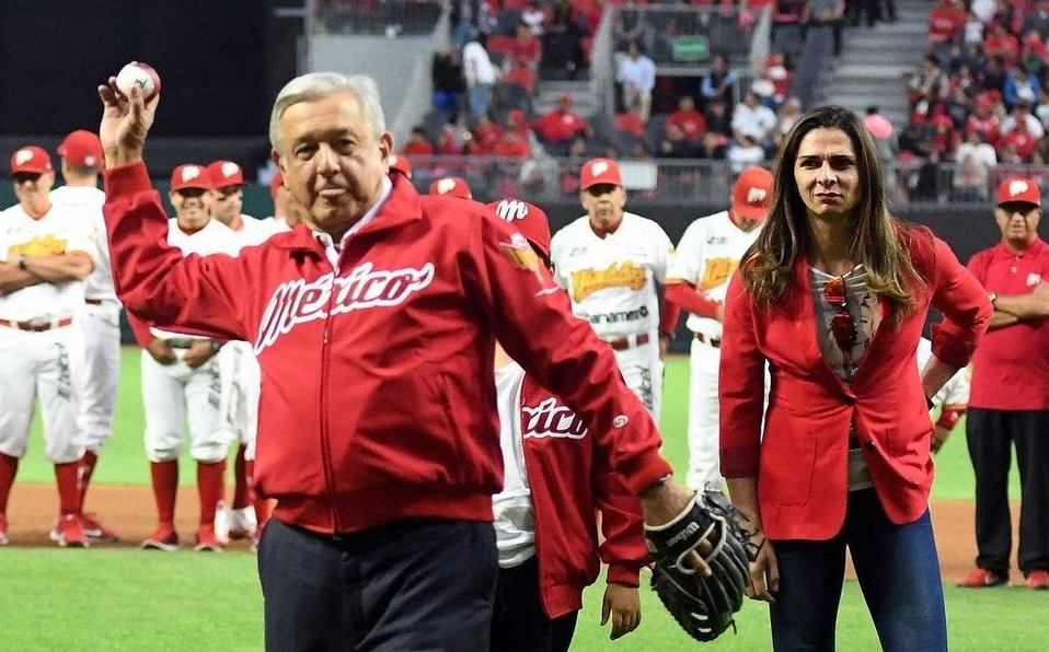 AMLO lanzó la primera bola en la inauguración del Estadio Alfredo Harp Helú. (Foto: @ElPortalMx)
