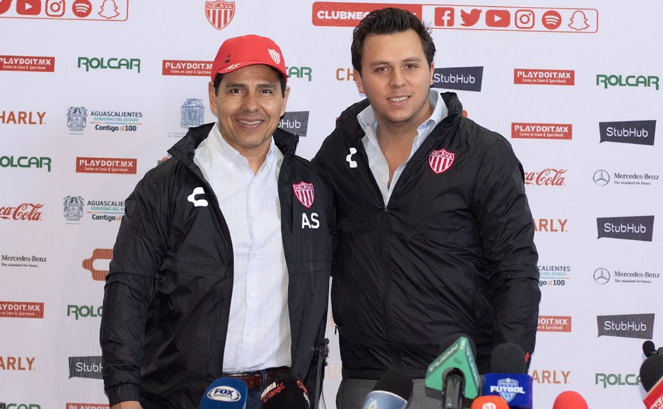 Luego de su polémica salida de San Luis, el entrenador mexicano oficialmente ha tomado las riendas de los Rayos. (FOTO: Twitter)