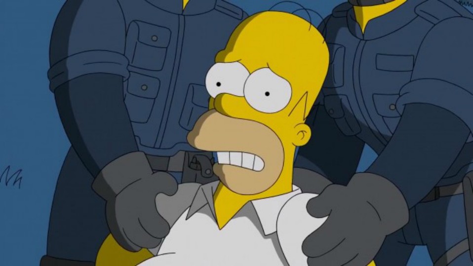 Roba este episodio | 25x09 | Homero crea un cine en su jardín, pero lo hace de forma legal, lo cual le trae problemas legales.