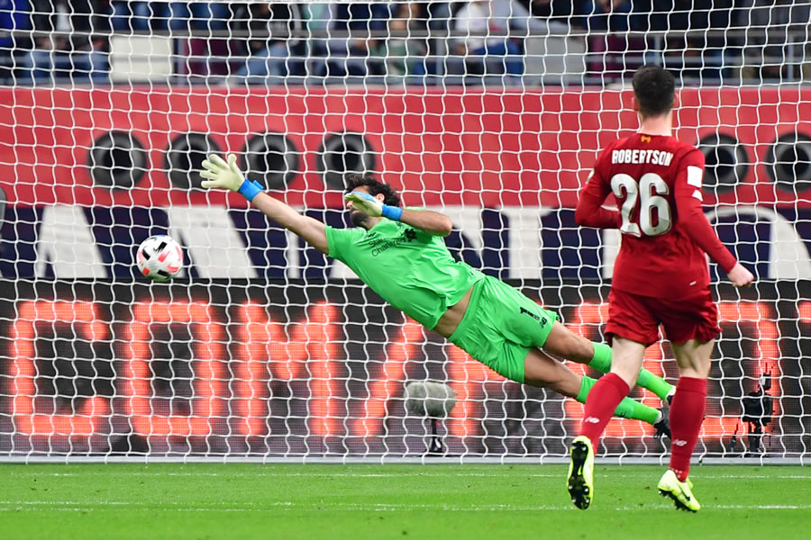 Alisson Becker ha tenido bastante trabajo ante Rayados. (Foto: AFP)