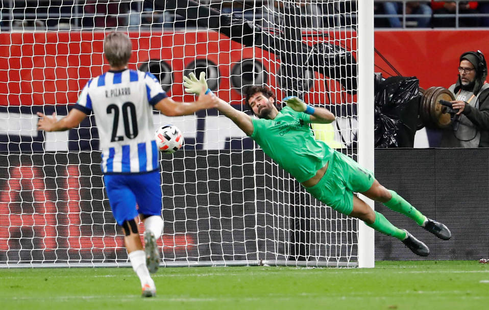 Alisson tuvo destacada actuación. (Reuters)