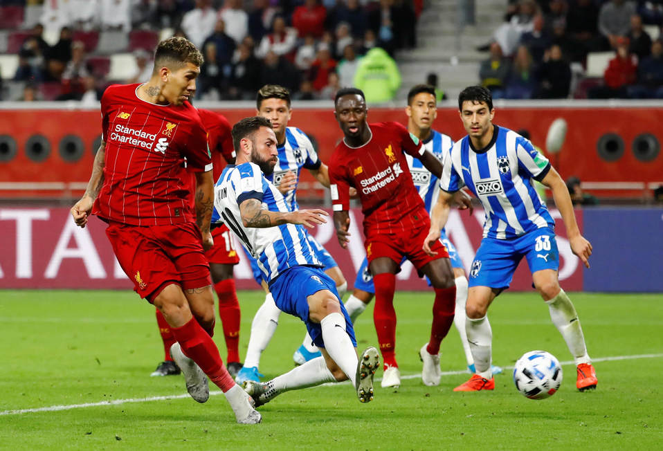 Firmino cacheteo el balón. (Reuters)