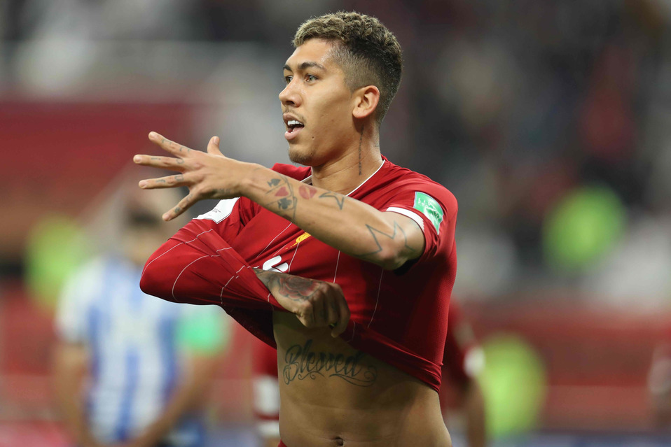 Firmino se quitó la playera tras su gol. (AFP)