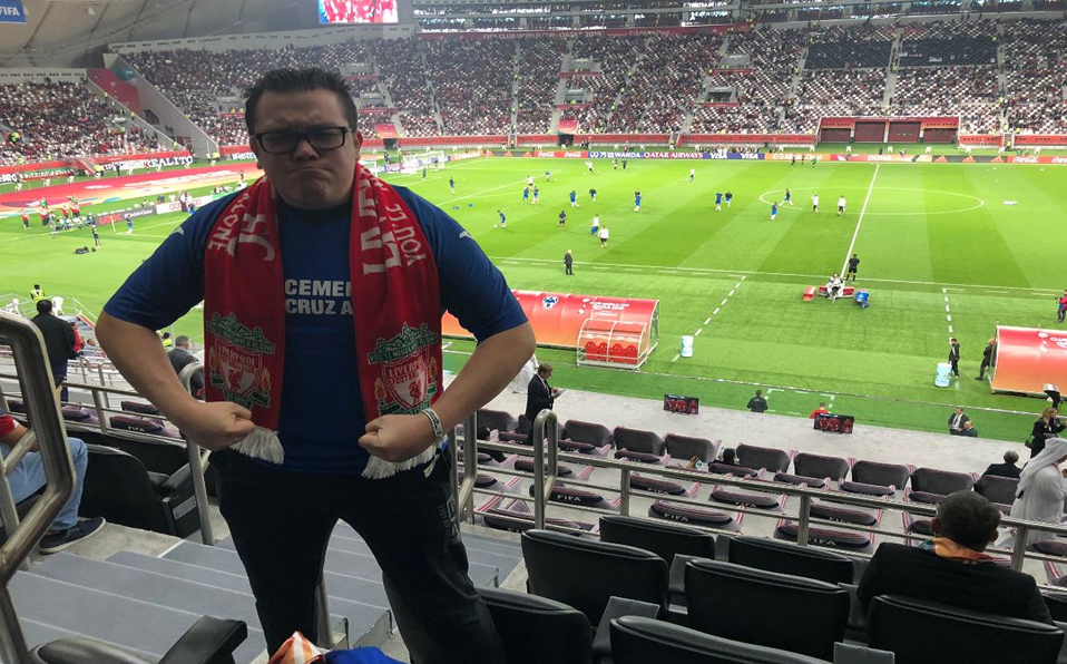 Franco Escamilla 'apoya al Liverpool' usando camiseta de Cruz Azul (Twitter @franco_esca)