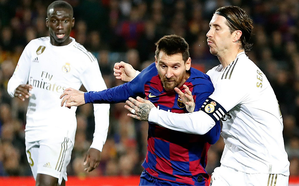 Sergio Ramos y Lionel Messi durante el Clásico español. (EFE)