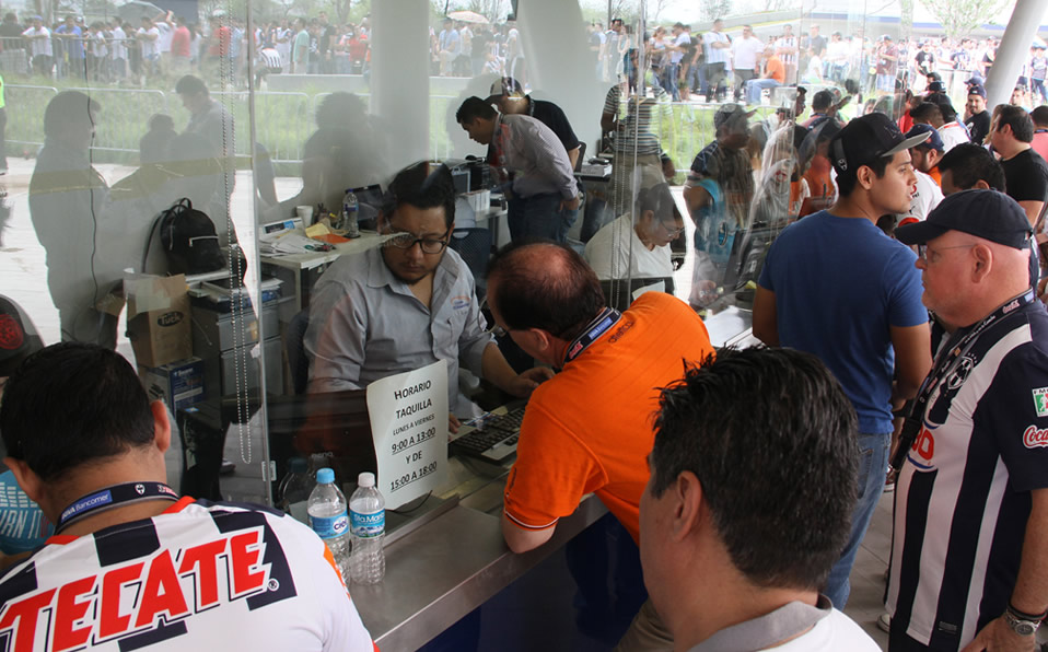 Aficionados de Rayados en las taquillas del Estadio BBVA. (Imago7)
