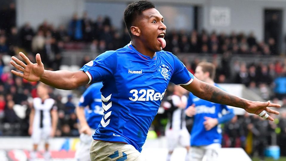 Alfredo festejando un gol con la camiseta del Rangers.