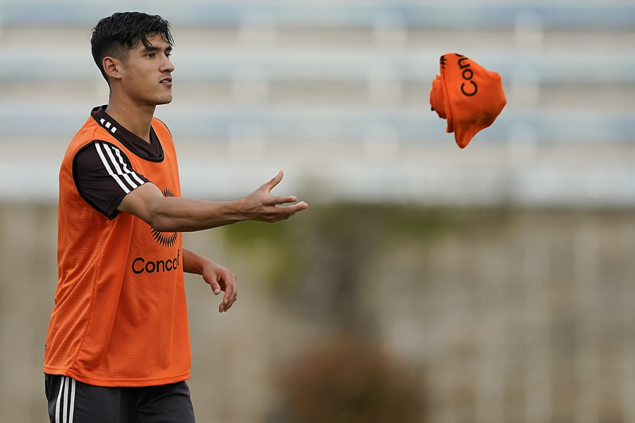 Antuna tuvo que quedarse en el palco viendo el juego de Chivas ante Venados. FOTO: Imago7.