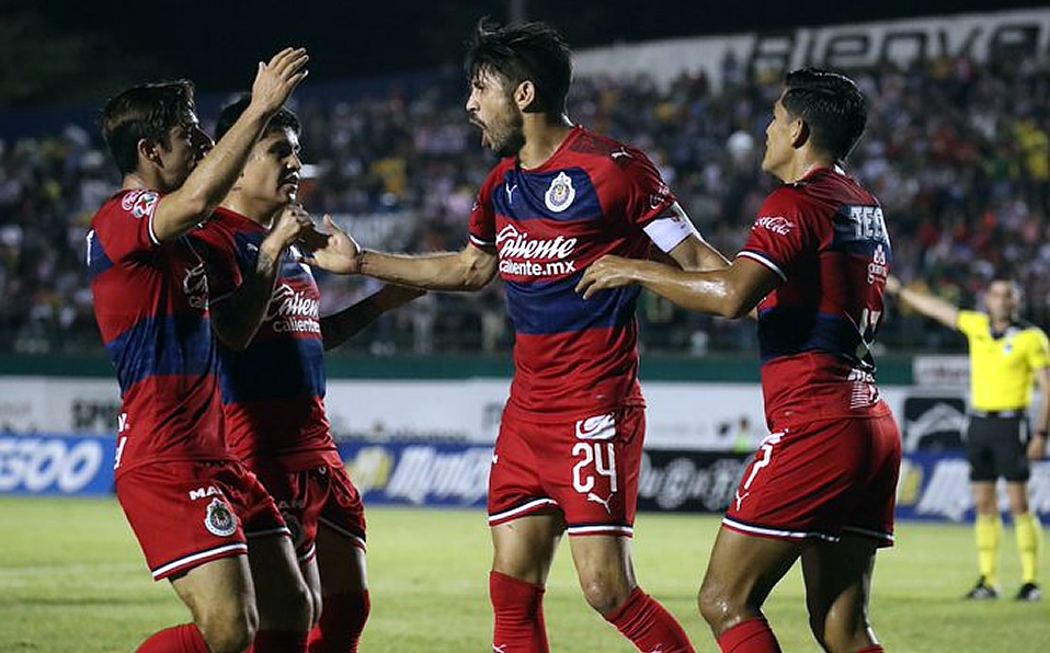 El Cepillo celebra el gol del triunfo. (Foto: @Chivas)