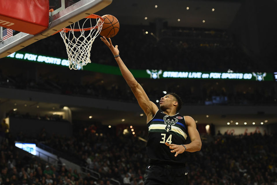 Giannis rompió su récord de triples al anotar cinco. (@SC_ESPN)
