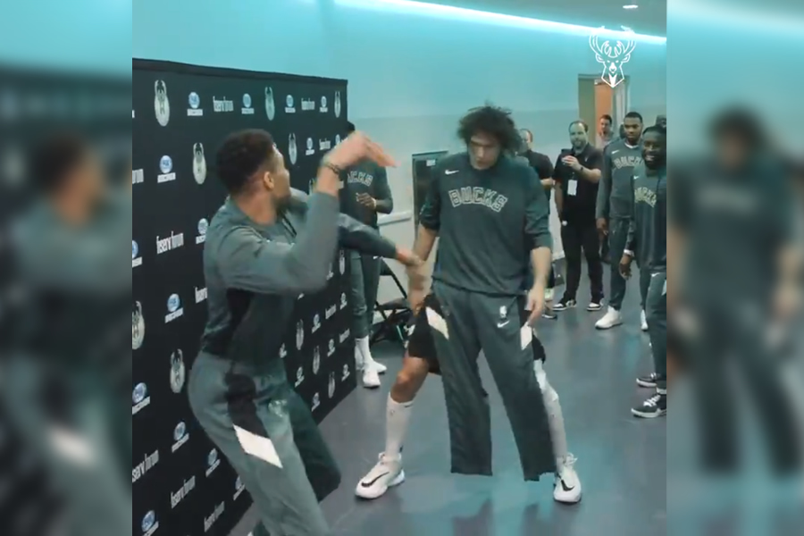 Los jugadores de los Bucks se enfrentaron en un encuentro de lucha libre. (Foto: @Bucks)
