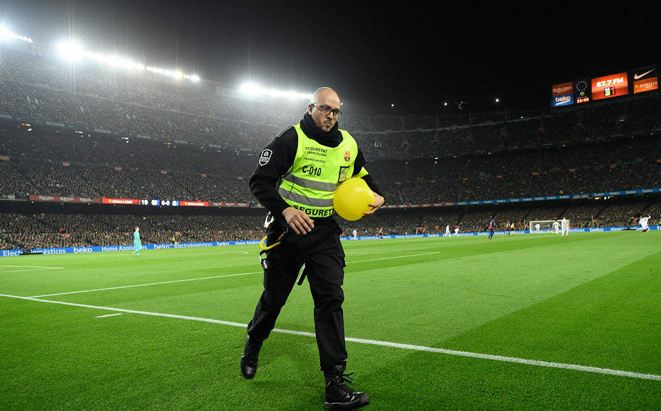 El partido se detuvo al minuto 55 debido a que el público arrojó balones. (Foto: AFP)