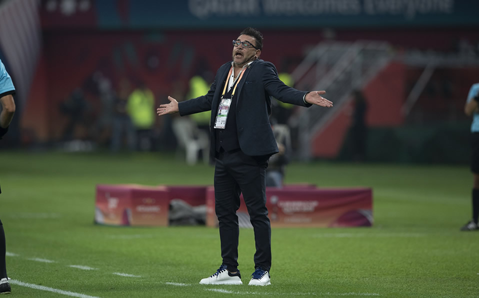 Antonio Mohamed viviendo el partido desde el área técnica. (Mexsport)