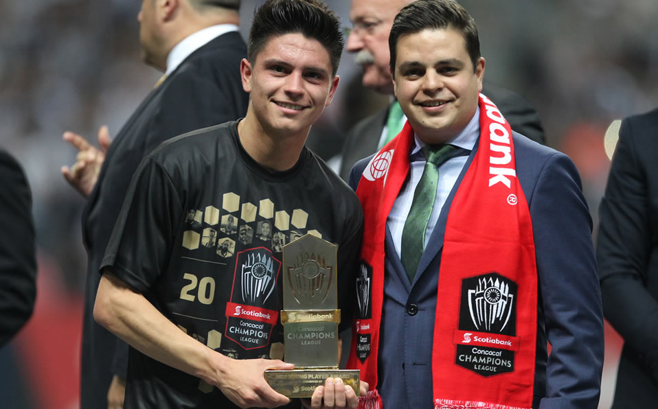 El trofeo que recibió en mayo pasado y que fue robado. (Imago7)