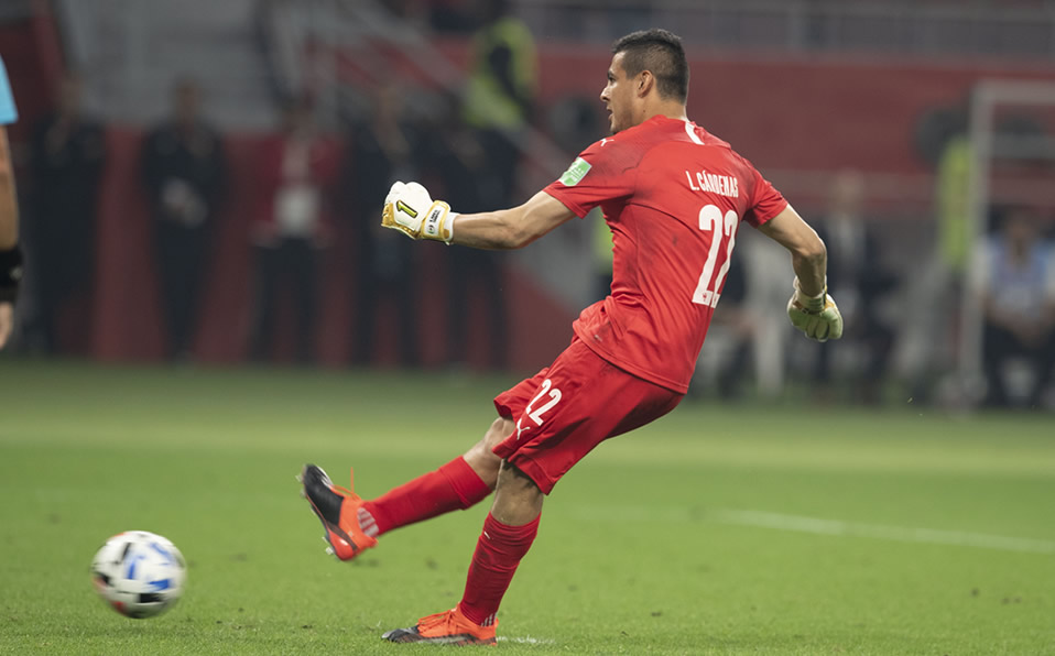 Luis Cárdenas anotando el penal del triunfo. (Mexsport)