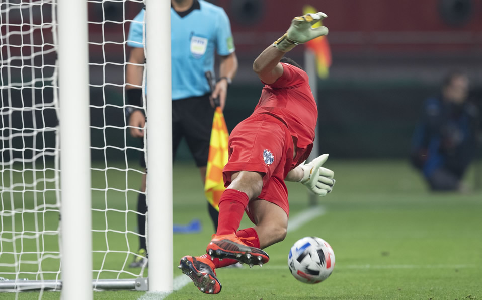 Luis Cárdenas atajando el penal. (Mexsport)