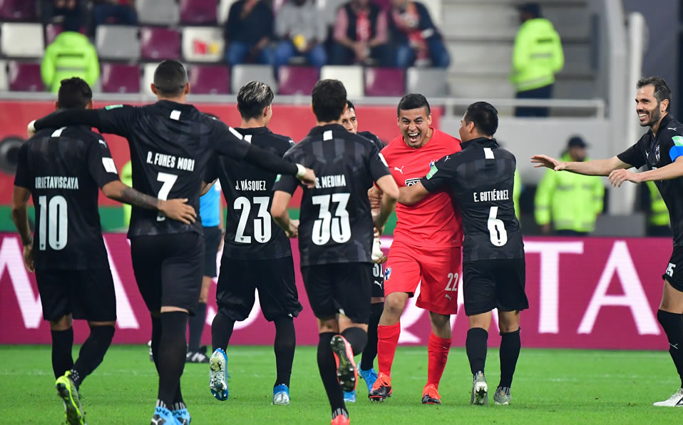 Luis Cárdenas fue felicitado por su gran actuación. Foto: AFP