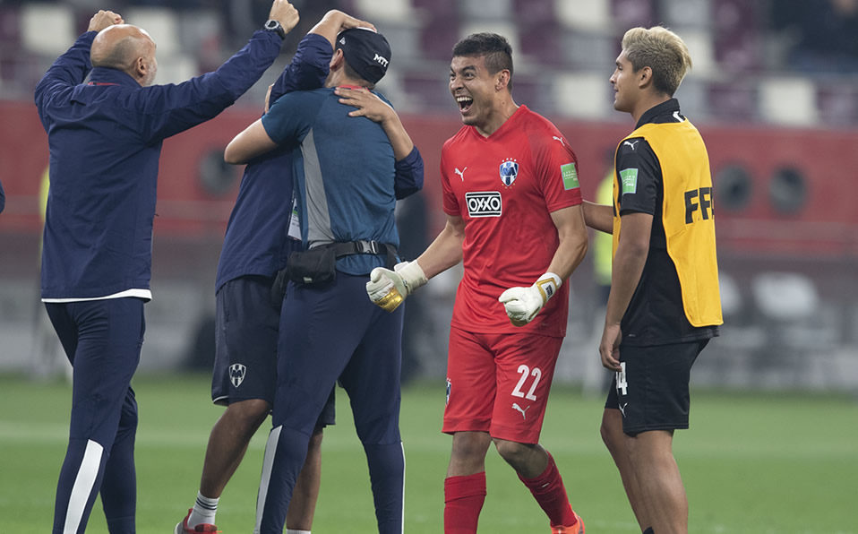Luis Cárdenas festejando con su equipo la brillante actuación. (Mexsport)