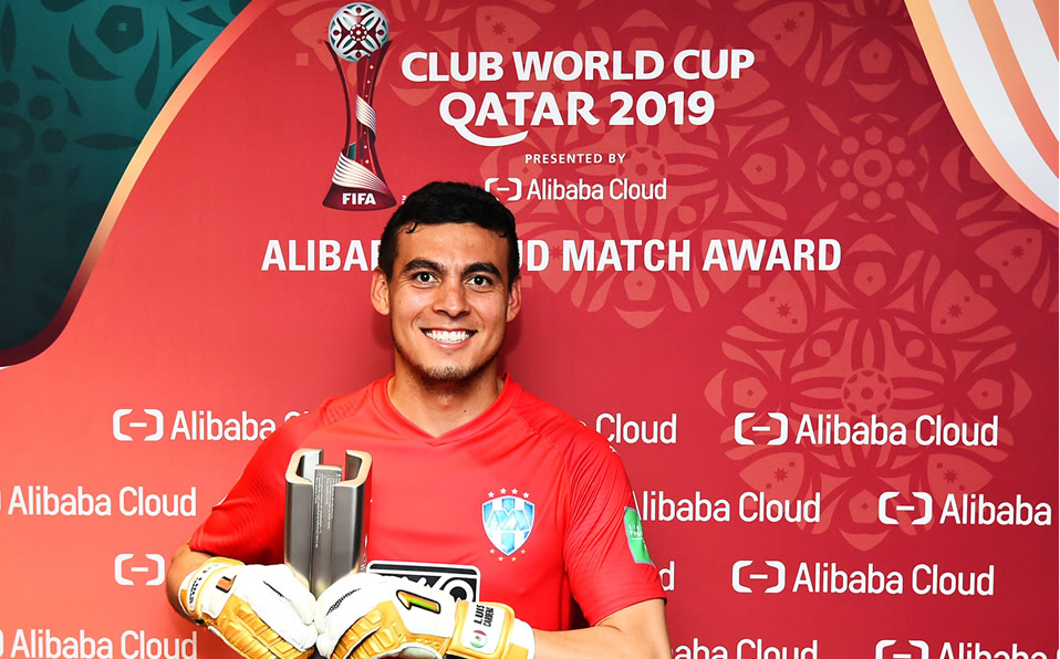 Luis Cárdenas recibiendo premio a mejor jugador del partido. (@fifacom_es)