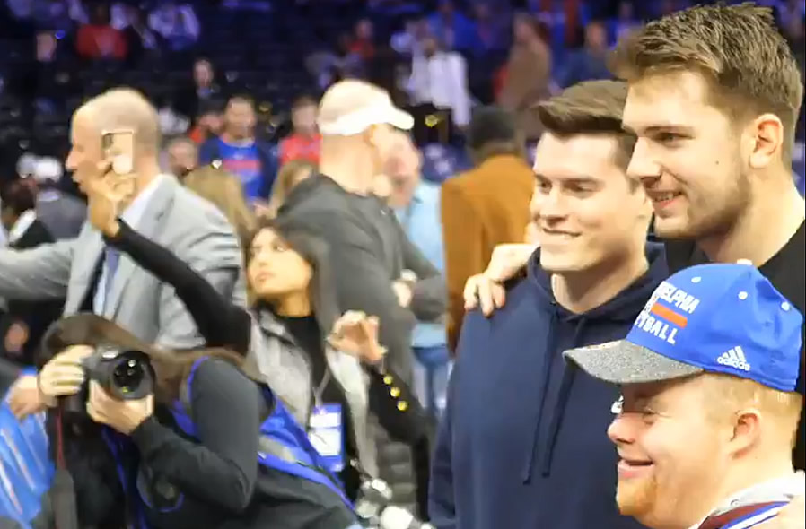 Luka Doncic con fan de Sixers. (@BleacherReport)