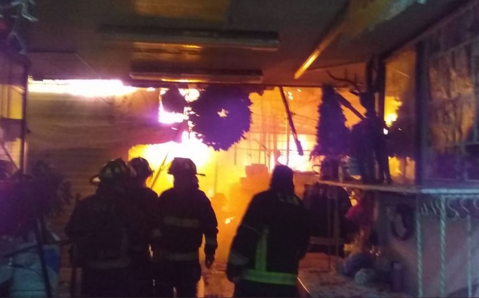 Se incendia el Mercado de San Cosme; bomberos sofocan el fuego (Twitter @SGIRPC_CDMX)