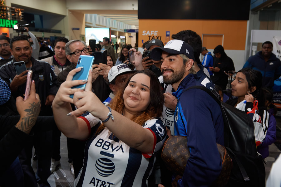 Rodolfo Pizarro complació a los aficionados que fueron a recibirlos al aeropuerto. (Foto: Mexsport)