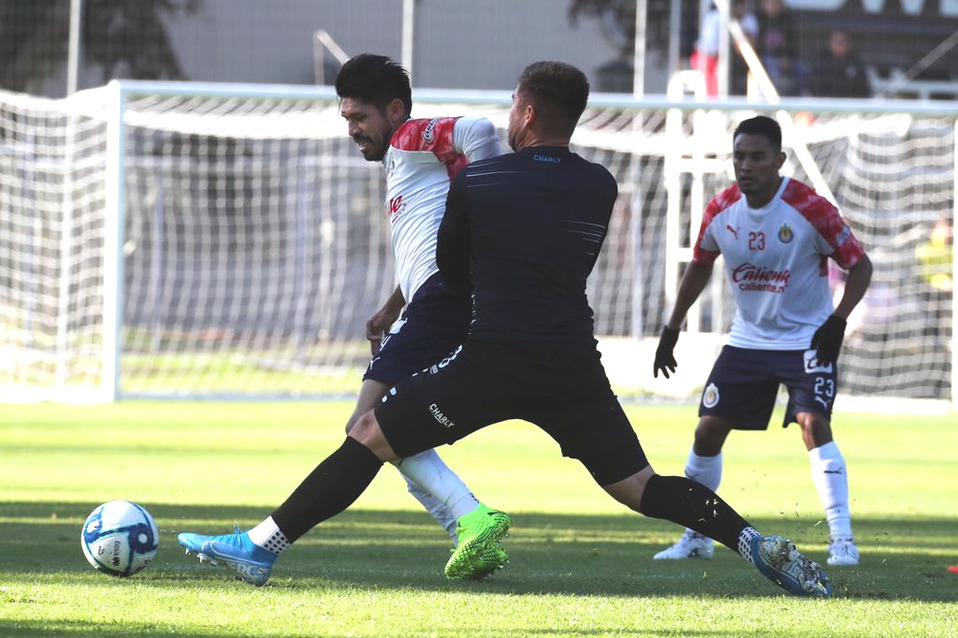 Oribe se gana la confianza de Luis Fernando Tena en pretemporada. (Foto: @Chivas)