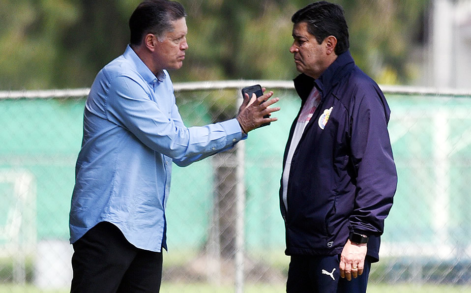 Ricardo Peláez y Luis Fernando Tena durante el entrenamiento de Chivas. (Imago7)