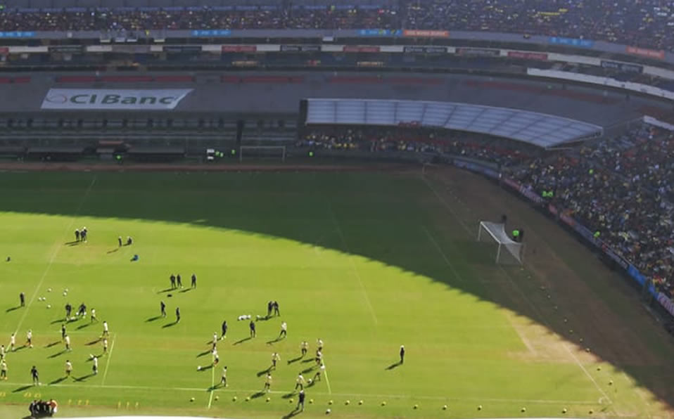 La zona de la portería sur es la más dañada en el estadio Azteca. Foto: MT