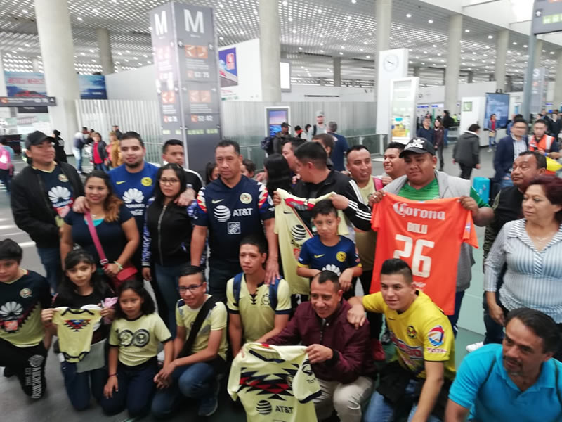 Los aficionados se quedaron con las ganas de ver a sus ídolos. FOTO: Enrique Martínez.