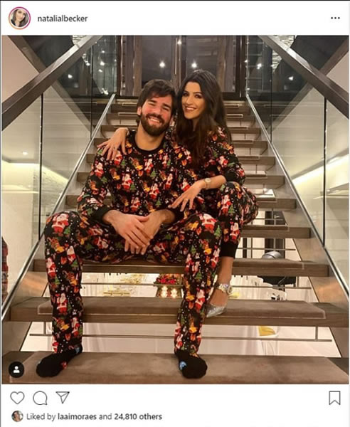 El arquero del Liverpool,  Alisson Becker, la pasó con su pareja.