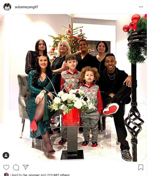 Aubameyang presumió en sus redes sociales una foto familiar.