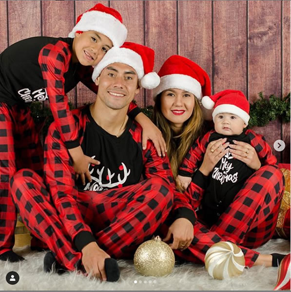 La familia de Felipe Mora se vistió igual para tomarse la foto de Noche Buena.