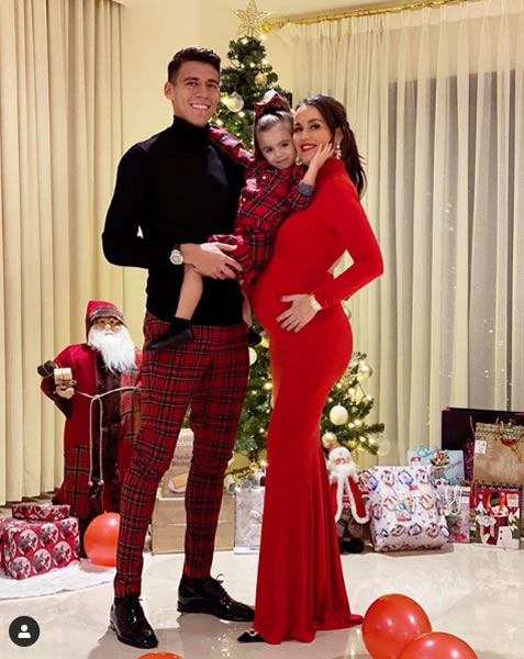 Héctor Moreno festejó con su esposa e hija, máxime que volverá a ser padre.