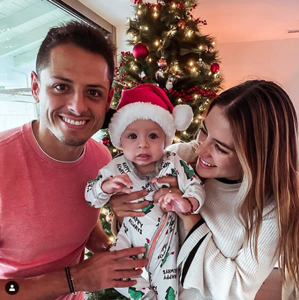 El Chicharito Hernández pasó su primera Navidad al lado de su hijo.