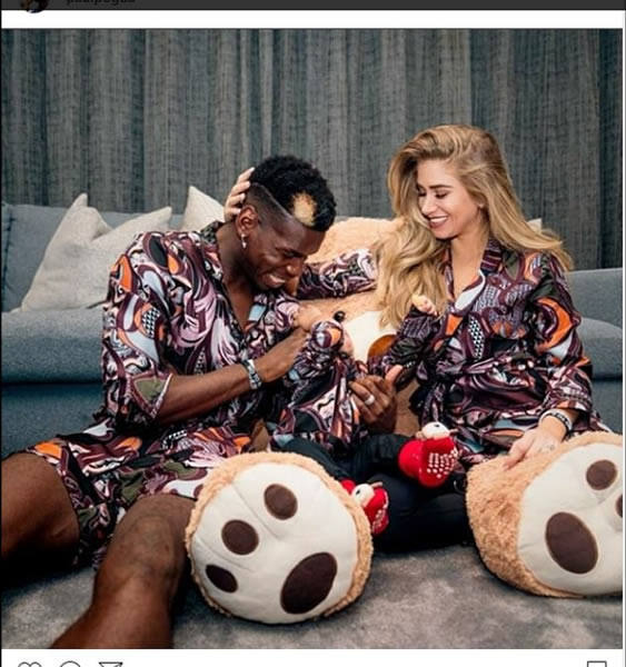 Paul Pogba y su pareja se vistieron igual.