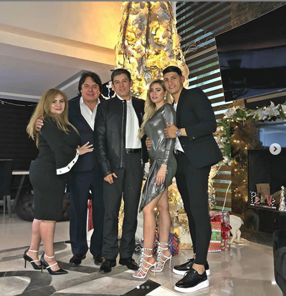 Alan Pulido disfrutó con su esposa y su familia de la Noche Buena.