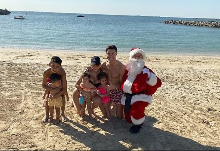 Cristiano Ronaldo se fue a la playa con su familia para disfrutar de la Navidad.
