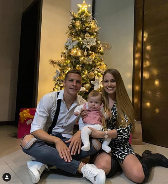 Julio Furch posó al lado de su esposa e hija.