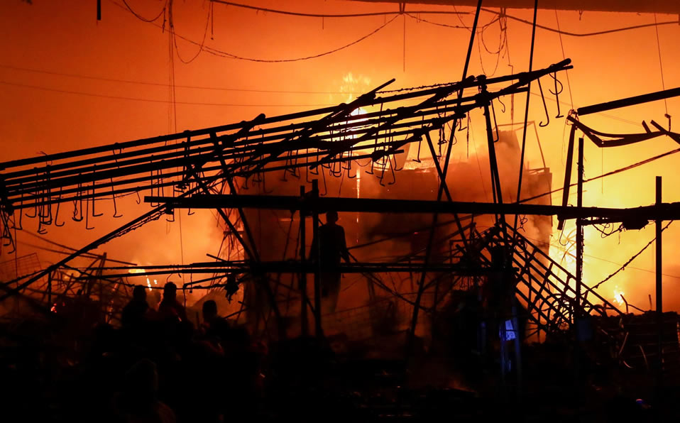 Ahora fue el mercado de La Merced el que sufrió un incendio. Foto: EFE