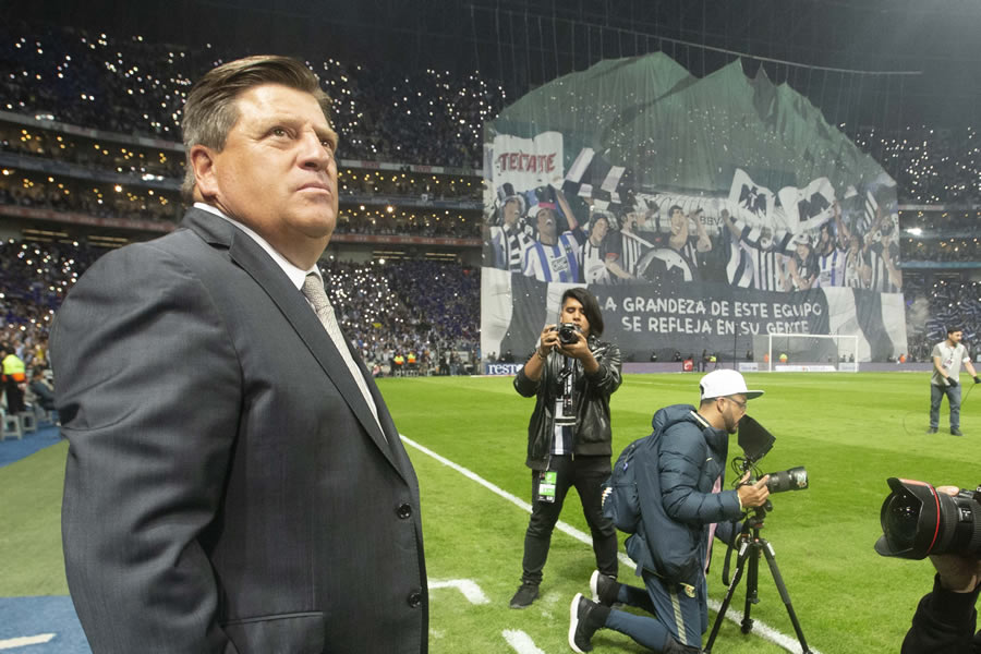 Miguel Herrera y de fondo el tifo de la porra de Rayados.
