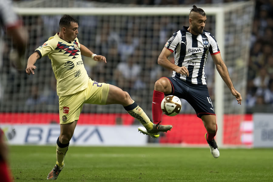 Nico Sánchez disputa el esférico con Viñas. FOTO: Mexsport.