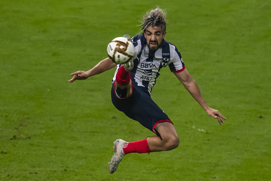 Pizarro intenta controlar esférico durante la Final. FOTO: Mexsport.