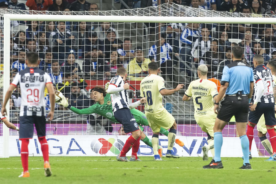 Guillermo Ochoa se luce con una espectacular atajada. FOTO: Mexsport.