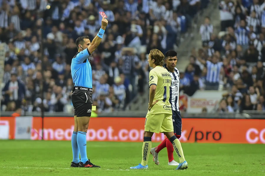 El silbante expulsó a Sebastián Córdova. FOTO: Mexsport.